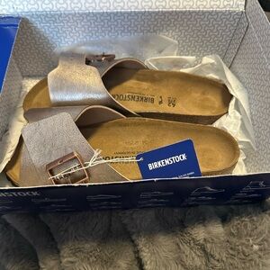 Birkenstock Arizona Metallic Taupe One large buckle strap